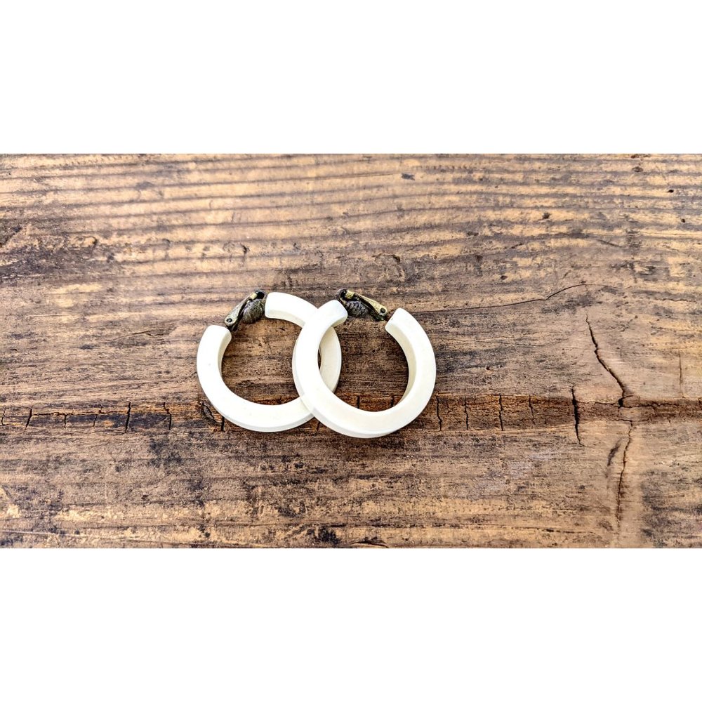 Vintage ivory resin round metal clip on earrings - Picture 2 of 4